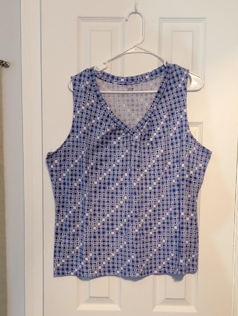 Apt. 9 Blue and White Patterned V-Neck Sleeveless Tank Sz 1X